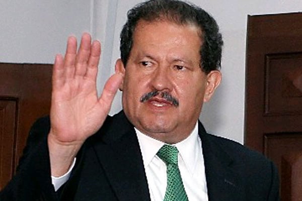 Angelino Garzón entre la rubia y la morena