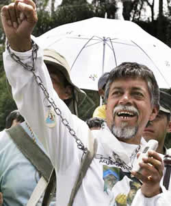 El profesor Moncayo quiere llegar al Congreso agitando el trapo rojo