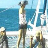 ¿Quién es la mujer que está con los comandantes de las Farc en el barco?