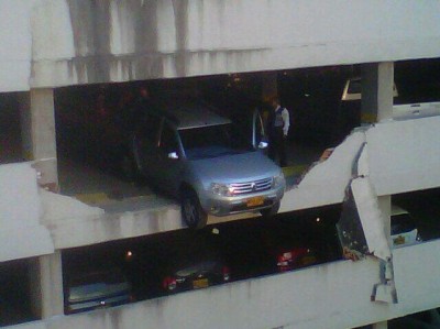Carro a punto de caer desde un cuarto piso en Cartagena