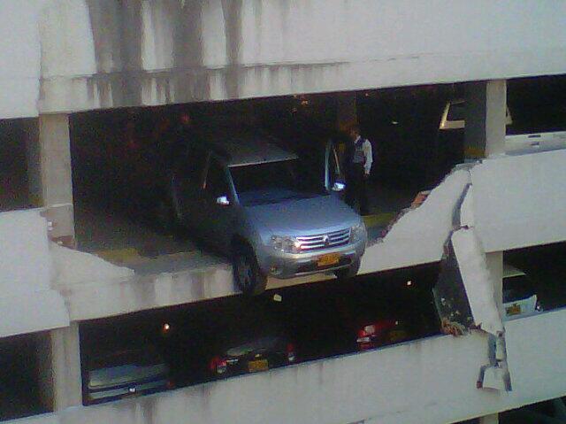 Carro a punto de caer desde un cuarto piso en Cartagena