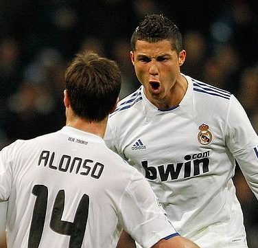 La pelea de  Cristiano Ronaldo y Xabi Alonso en el entreno por Nike o Adidas