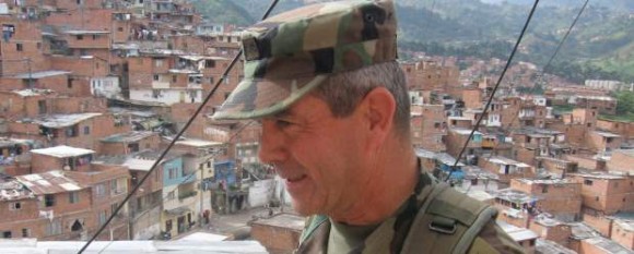 Mario Montoya recorriendo la Comuna 13 de Medellín cuando comandaba la IV Brigada del Ejército Foto: elcolombiano.com