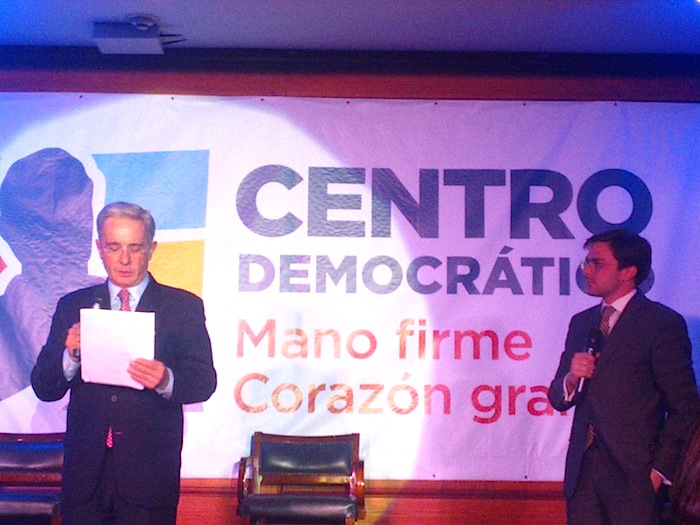 El Centro Democrático se quedó sin plata y a Uribe le tocó volverse poeta