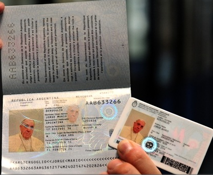 Sin privilegios el Papa Francisco renovó su pasaporte