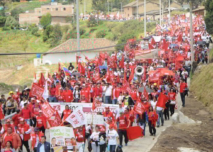 ¿Simón Gaviria “pillado” en marcha chavista?