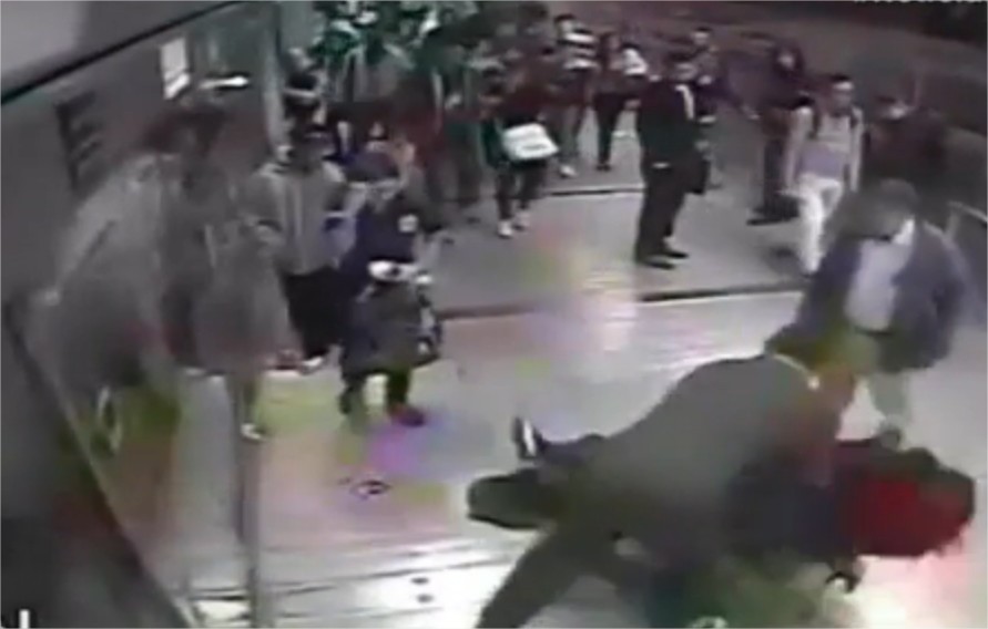 Video: Pasajeros de Transmilenio evitan robo a mujer