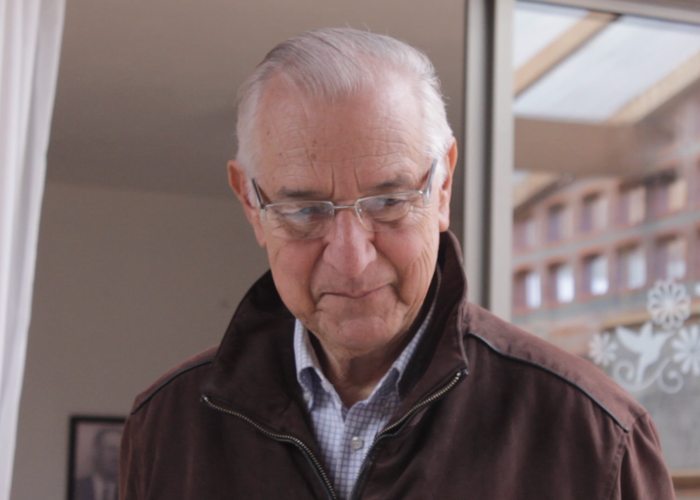 La historia de un cura rebelde que creció en los 60