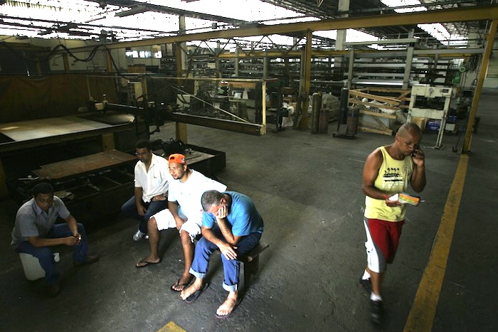 Más allá de los síntomas la des-industrialización Una propuesta para Colombia