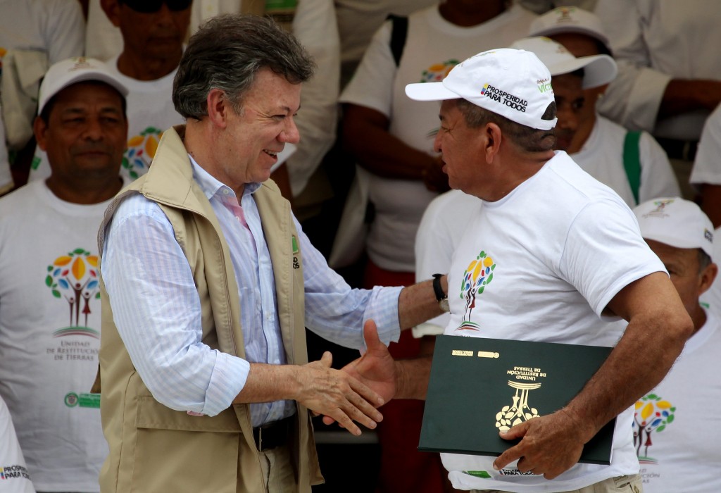 Santos propone correctivos a la restitución de tierras