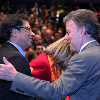 La literatura acercó aún más a Santos y a Petro