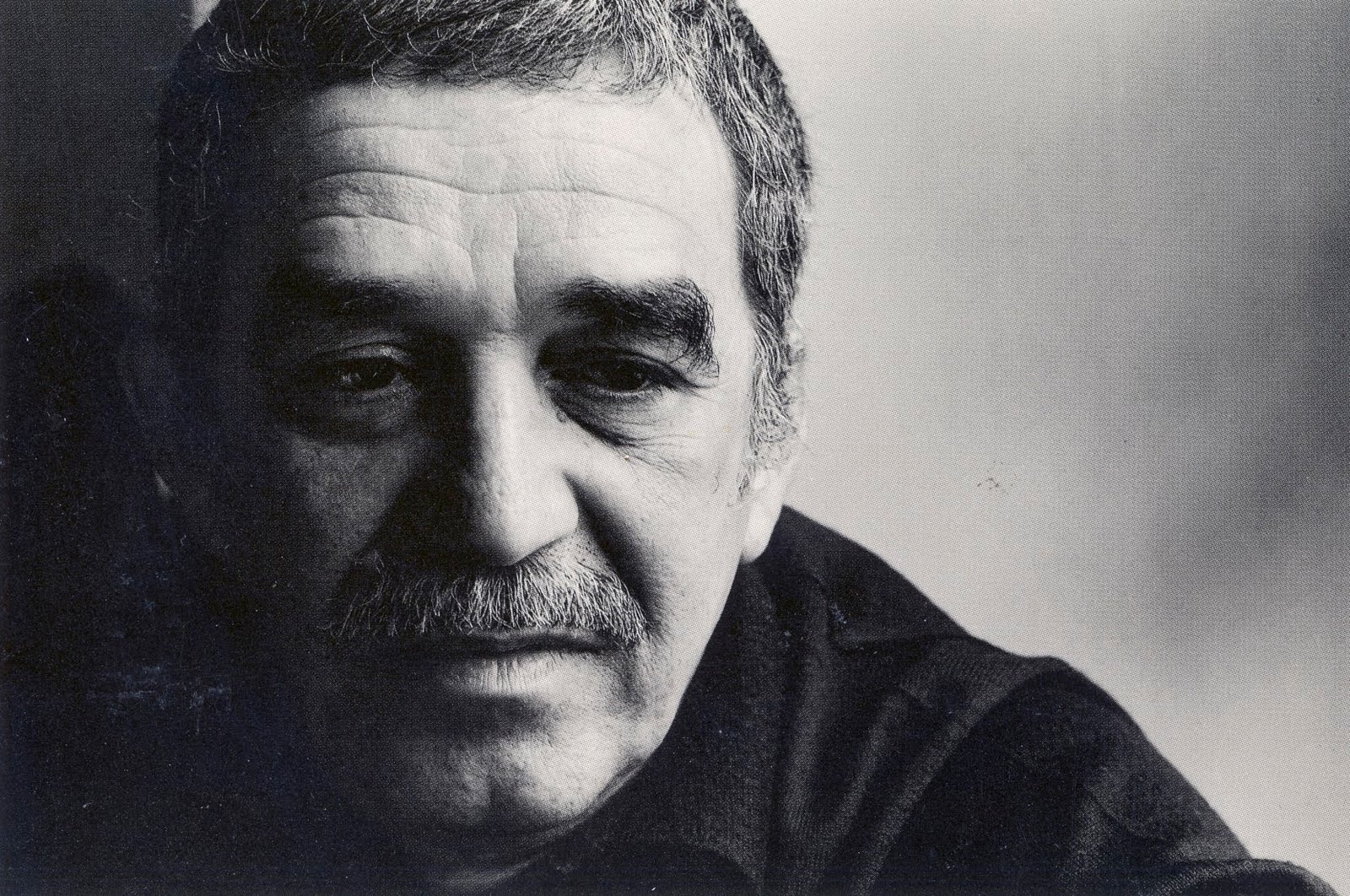A la izquierda de Gabriel García Márquez