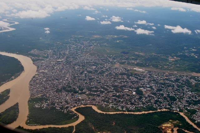 Nos chupan el oro y nos escupen veneno