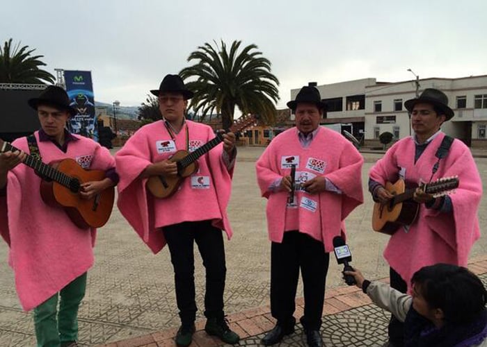 Con ruanas rosadas apoyan a Nairo