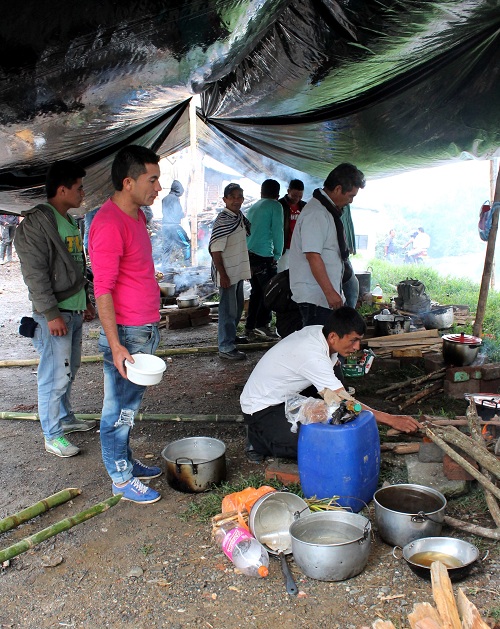 Los campesionos del Cauca van llegando en grandes grupos a las principales vías de ese departamento