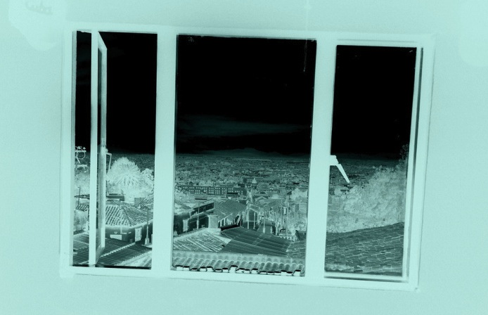 Ventana que mira ciudad