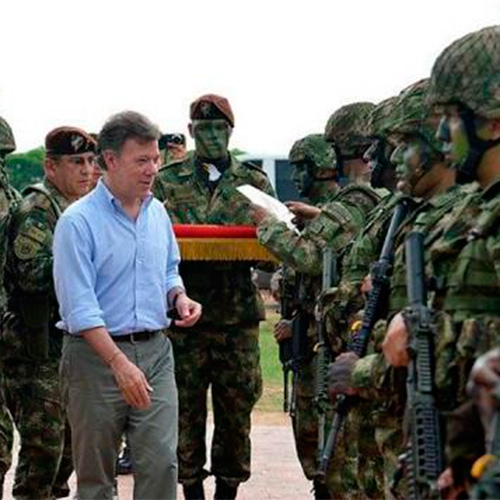 Santos quiere ganarse el cariño de las fuerzas militares