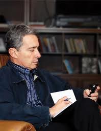 El expresidente Álvaro Uribe maneja personalmente su cuenta de Twitter