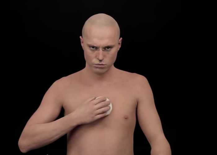 El hombre más tatuado del mundo se maquilla