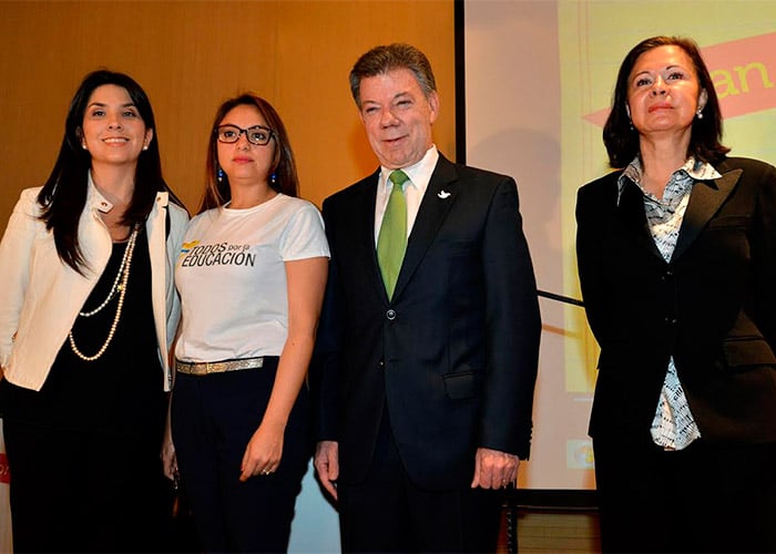 Santos se compromete con 'Todos por la Educación'