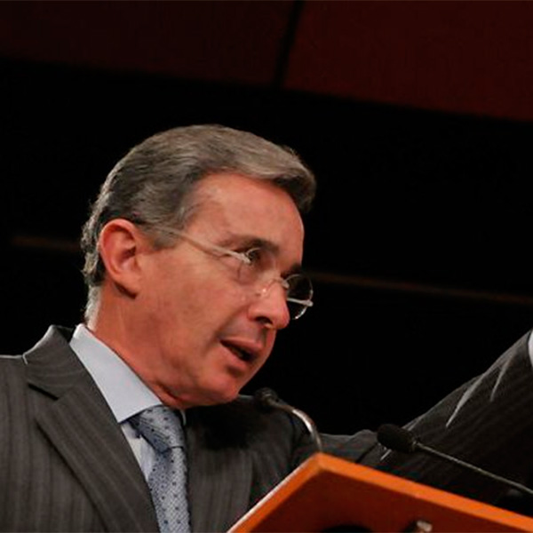 Uribe se estrena con debate sobre la 