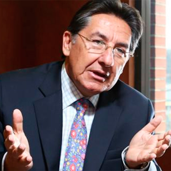 Néstor Humberto Martínez ¿al gabinete o solo invitado en el avión presidencial?