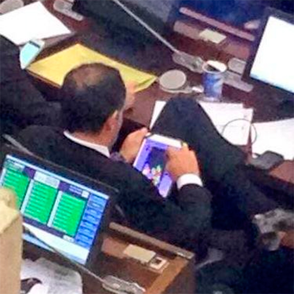 Video: Benedetti jugando tetris mientras se discute por la escasez de agua