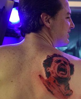 El tatuaje de Galán en la espalda de su hijo