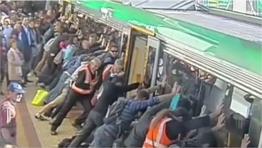 Volcar un metro a empujones para salvar una vida