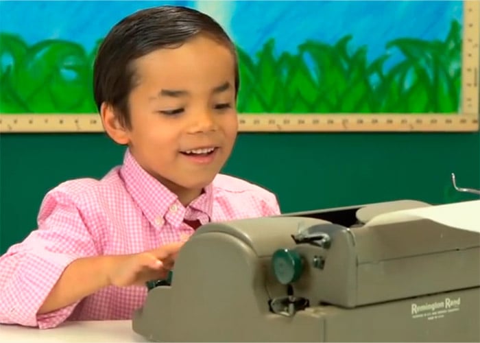 ¿Cómo reacciona un niño cuando usa por primera vez una máquina de escribir?
