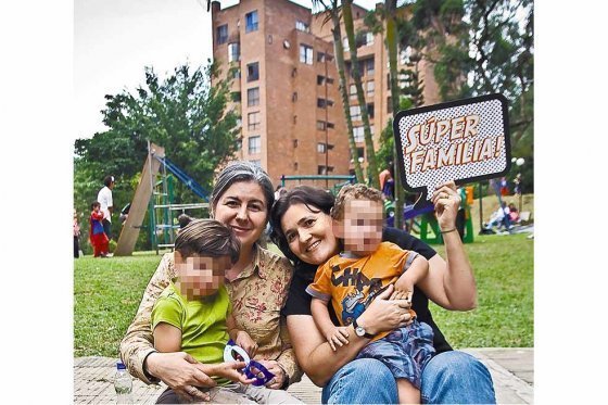 Raquel y sus dos mamás, la historia de adopción detrás de la decisión de la Corte   