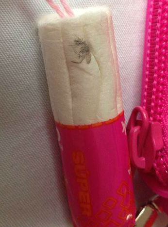 La denuncia: un zancudo en un tampón de Nosotras