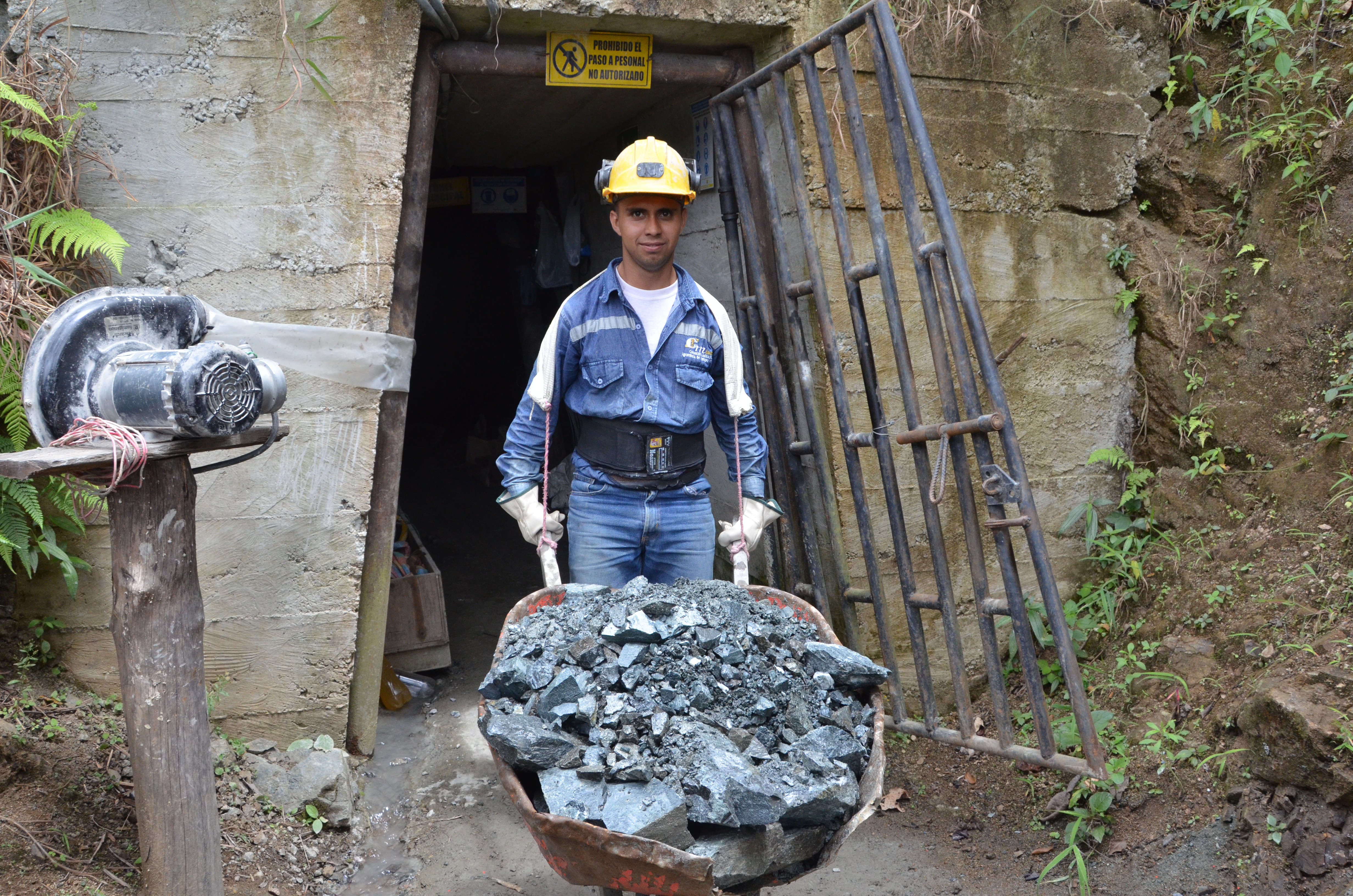 La descarrilada locomotora minera descarrilada