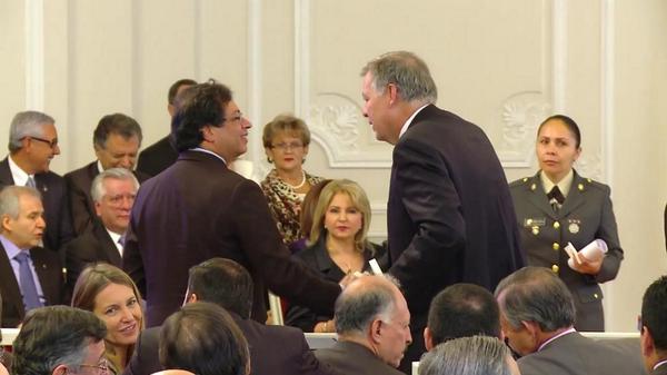 El inesperado apretón de manos entre Gustavo Petro y Alejandro Ordóñez