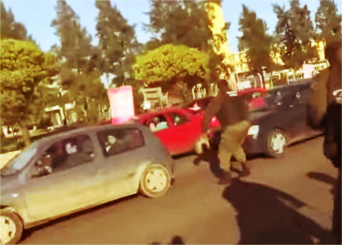 Policía se tira a propósito a parabrisas de un carro y sus colegas casi matan al inocente conductor