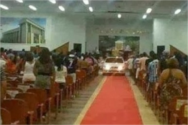 El pastor que metió su lujoso carro al templo para dar bendiciones