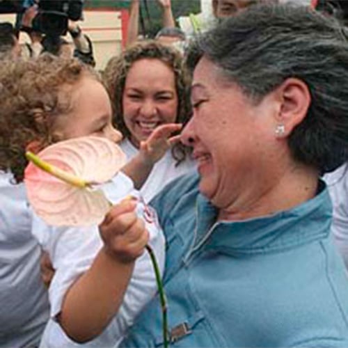 10 mujeres encabezan el grupo de víctimas que partieron a Cuba