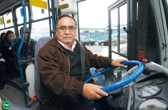Conversando con un chofer de bus
