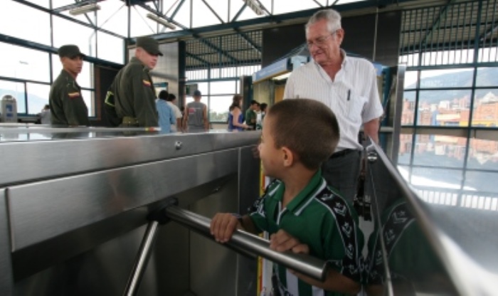 Un pequeño visitante en la Feria del Libro