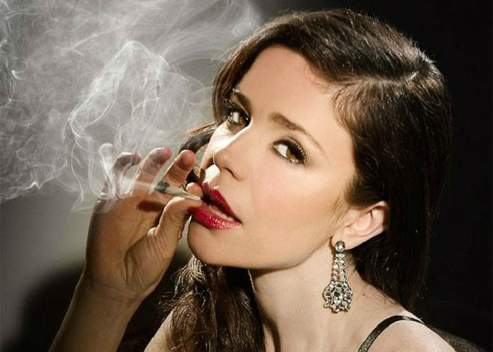 Acá está Flora Martínez fumándose un porro