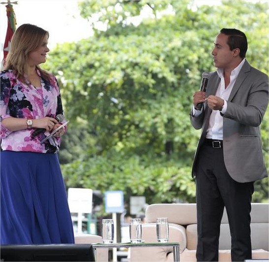 Gobernador de Santader hace su rendición de cuentas con presentadoras de televisión