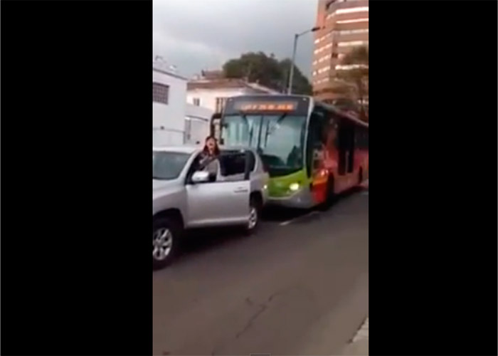 Video: chofer de Transmilenio estrella a vehículo por pelear