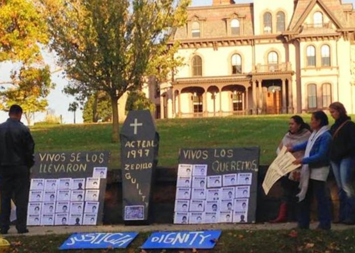  Protestas en la casa de Zedillo en EEUU