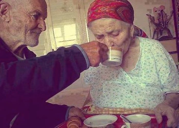 Cuida a su esposa con Alzheimer a pesar de que ella no sabe quien es él