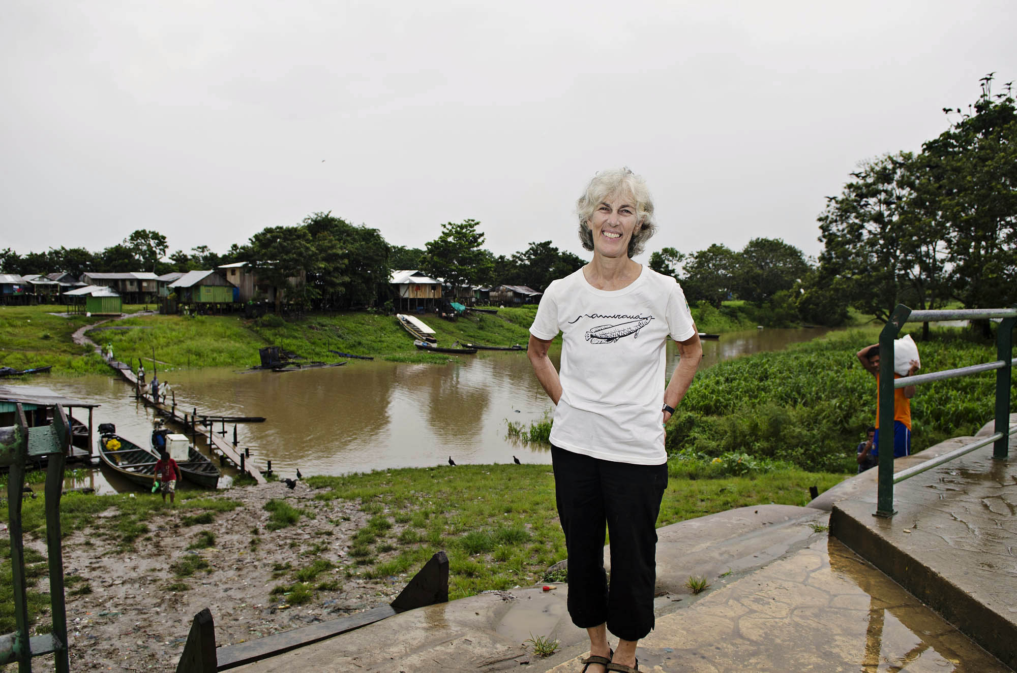 Vine detrás de un ave desconocida