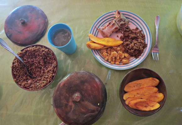 Nací precisamente donde estamos sentados