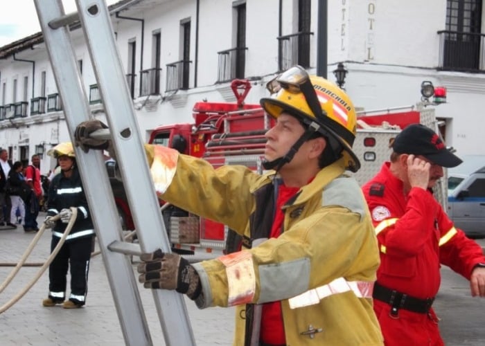 Qué sabemos sobre los bomberos voluntarios de Colombia? - Las2orillas