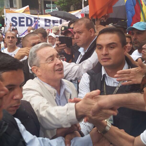 Uribe se lanzó a la calle a apoyar: 