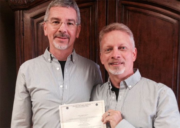 Pastor cristiano que se dedicaba a 'curar' homosexuales se casó con un hombre