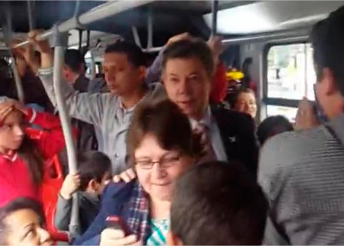 Santos se untó de pueblo en Transmilenio